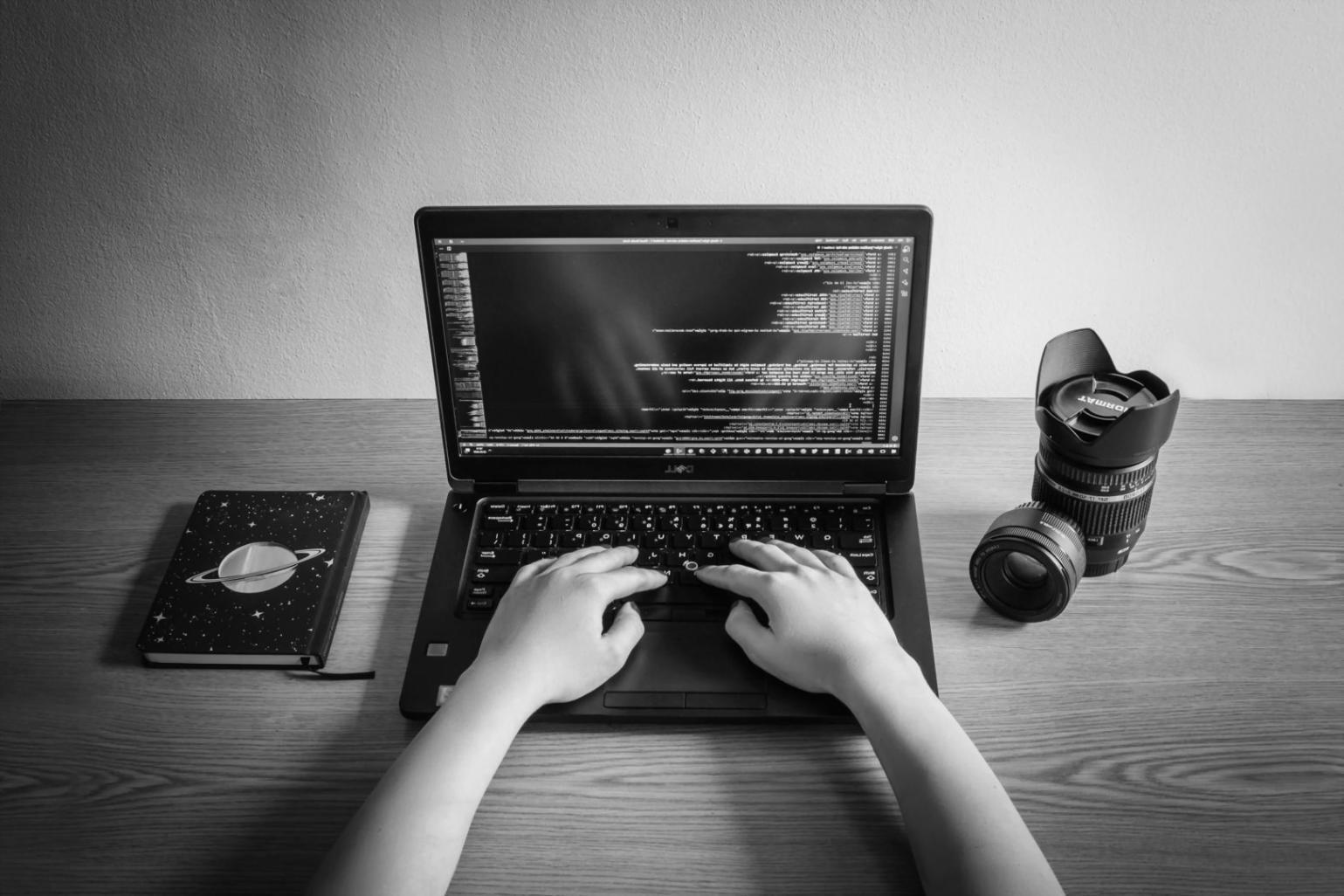 Studente che lavora su integrazione 3D con Unity e Unreal Engine