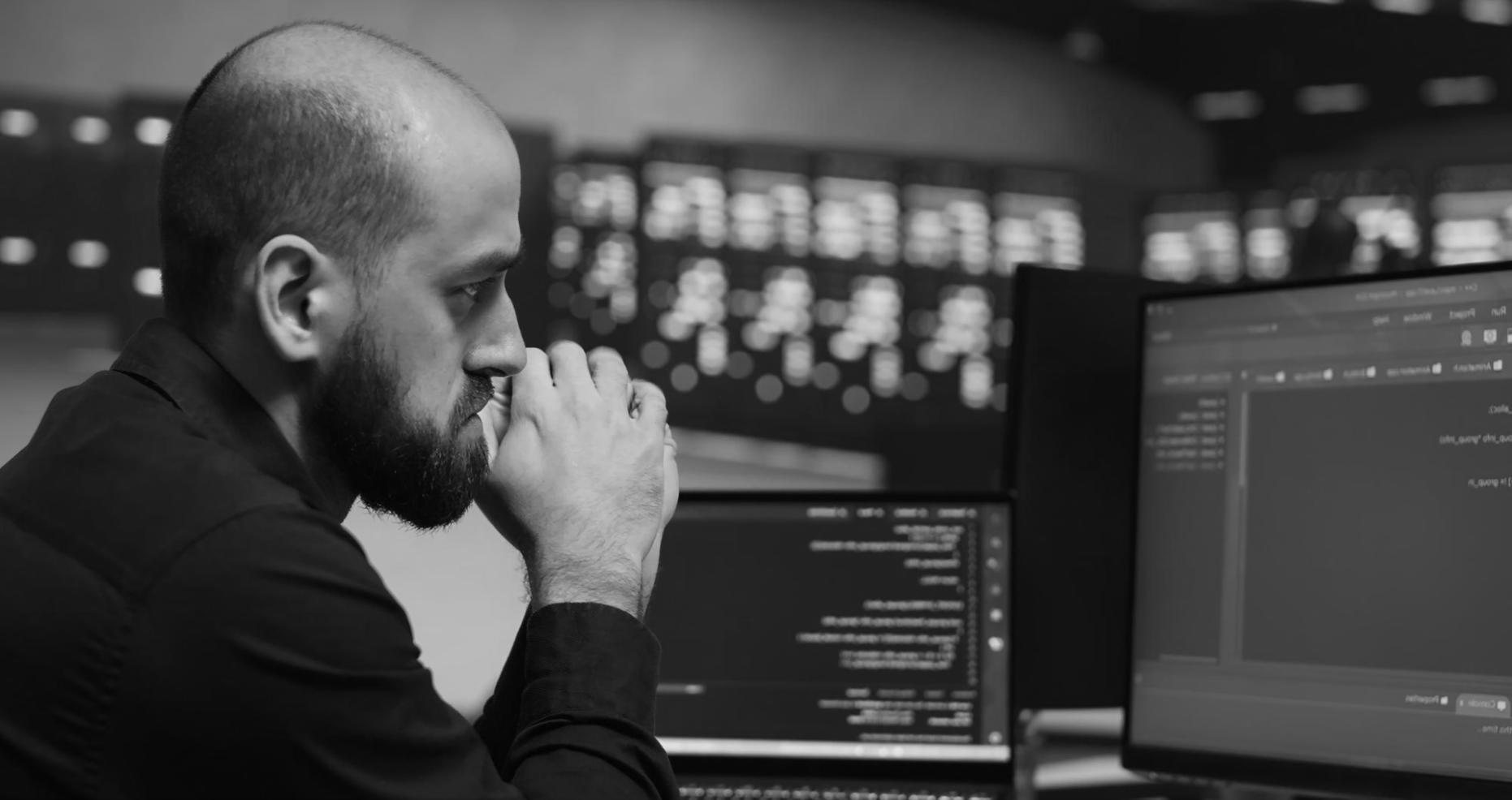 Workspace di sviluppo con monitor multipli che mostrano modelli 3D e pipeline di rendering