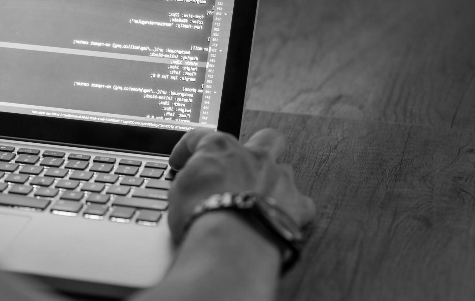 Postazione di lavoro organizzata per sviluppo 3D con monitor multipli
